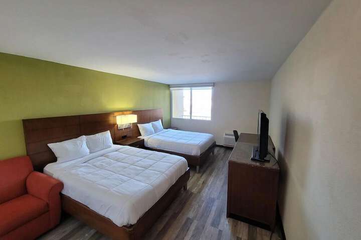 2 Queen Beds (2 of 3)