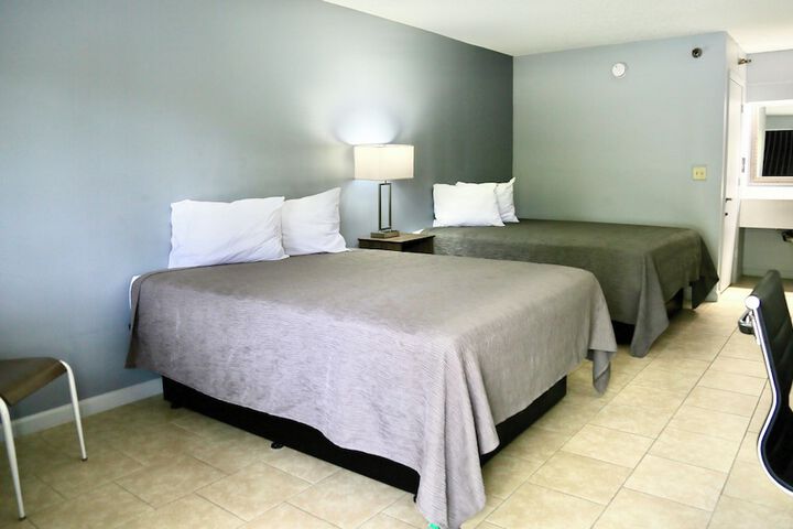 2 Queen Beds (3 of 5)