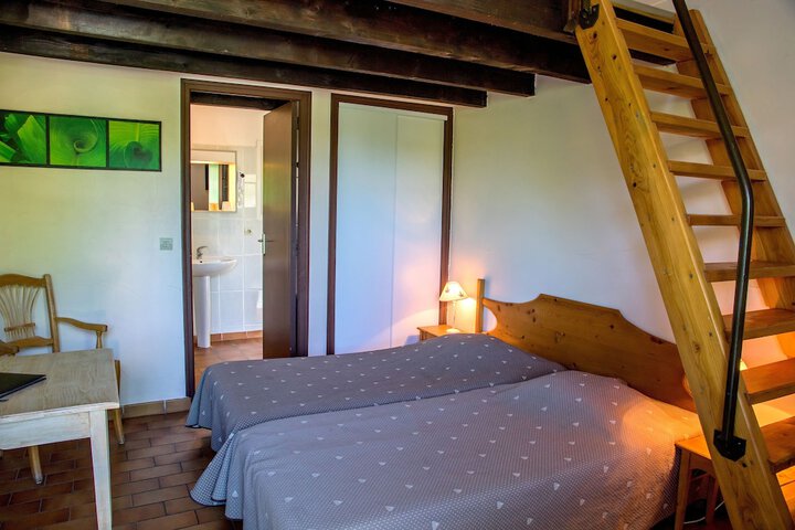 Room 4 of 32