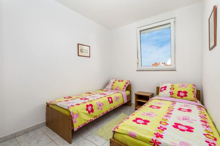 Room 5 of 18