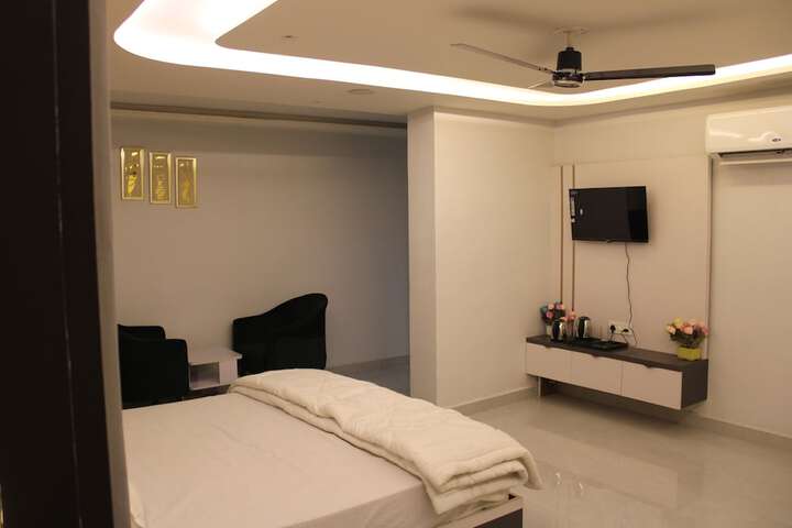 Room 2 of 10