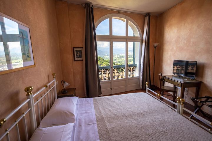 Room 4 of 18