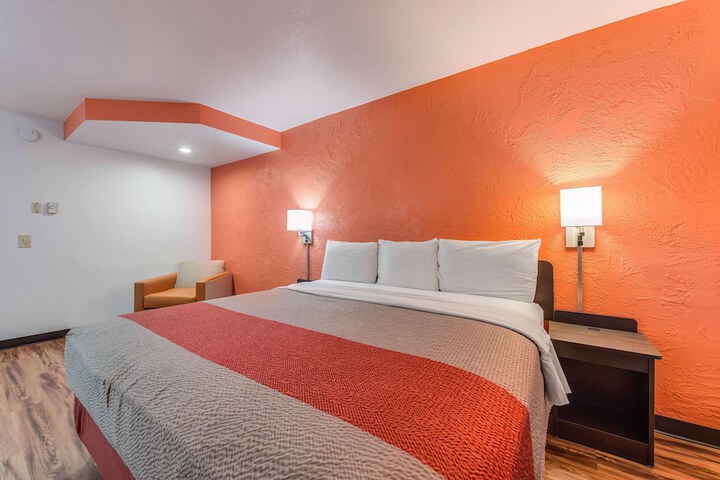 1 King Bed (7 of 9)