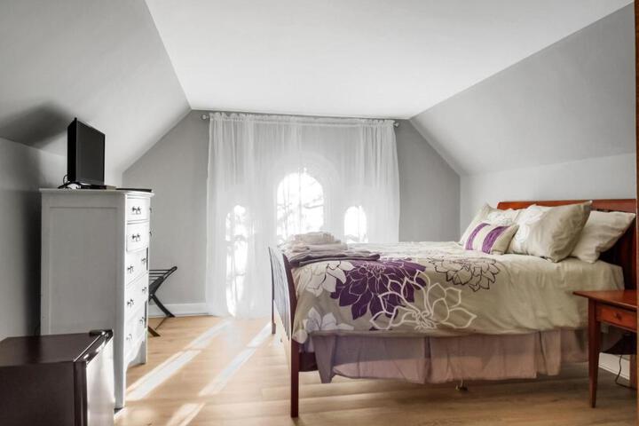1 Queen Bed (10 of 26)