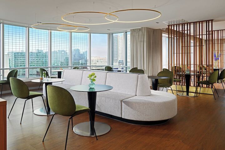 Lounge 52 of 69