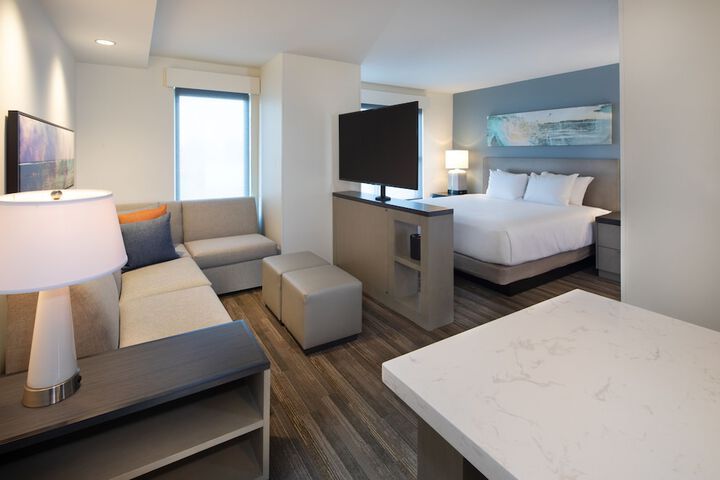 1 King Bed Den Bathtub Accessible (2 of 17)