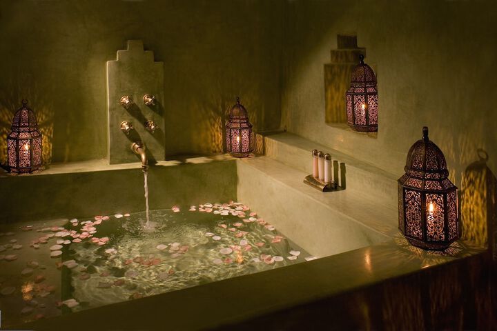 Deep soaking bathtub