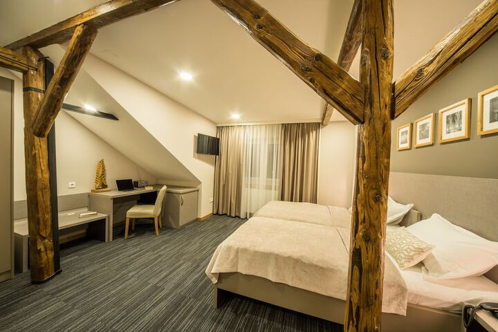 Room 7 of 48
