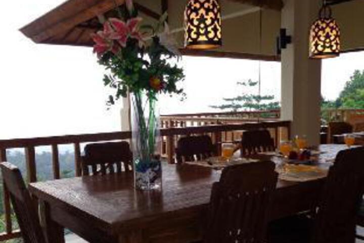 Dining 7 of 23
