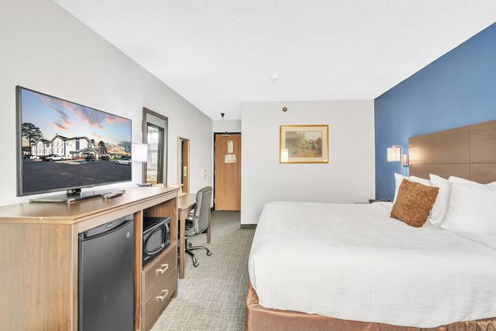 1 King Bed (3 of 9)