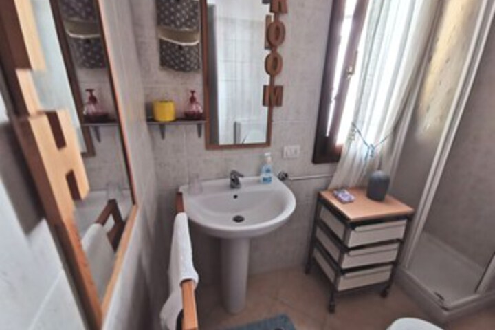 Room 4 of 24