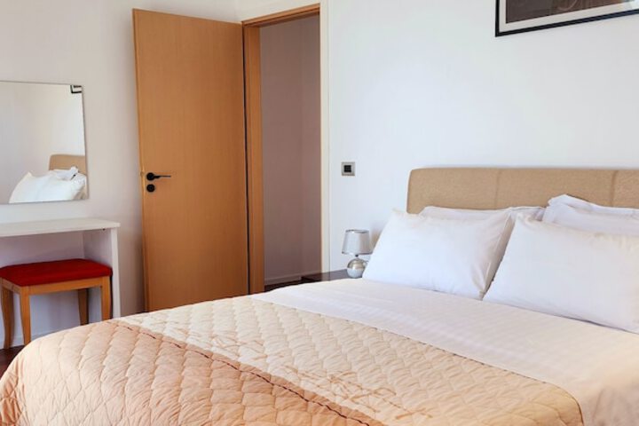 Room 4 of 18