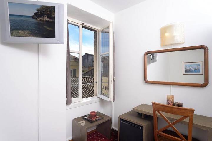 Room 22 of 50
