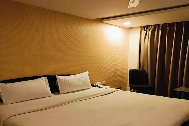 Room 11 of 28