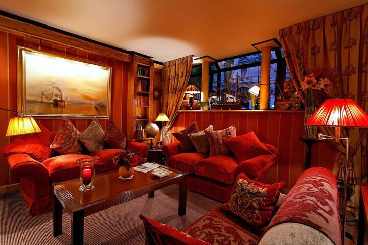 Lounge 55 of 66