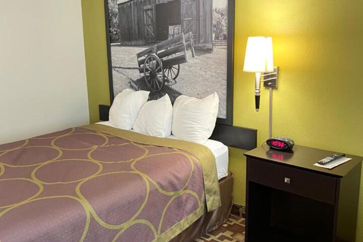 1 Queen Bed (1 of 35)