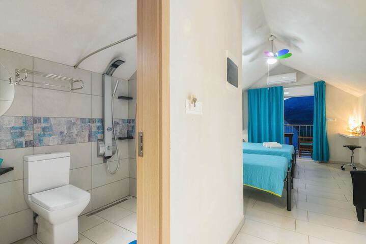 Room 27 of 46