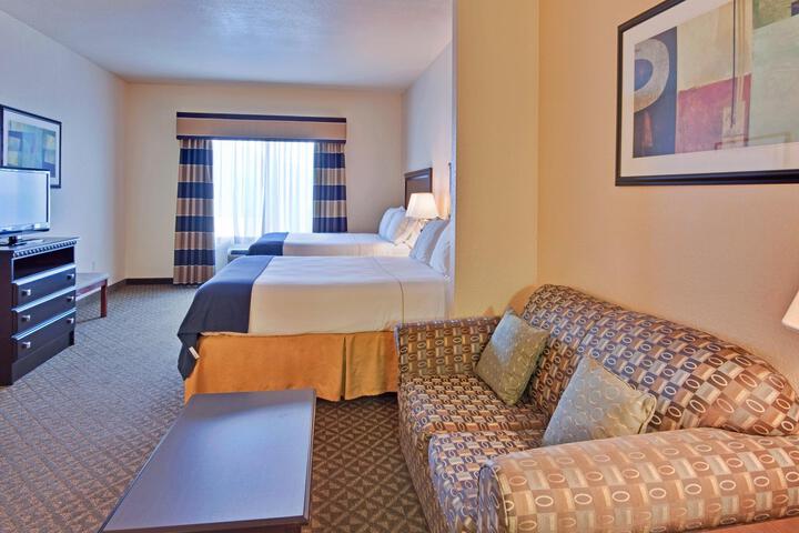 2 Queen Beds (1 of 6)
