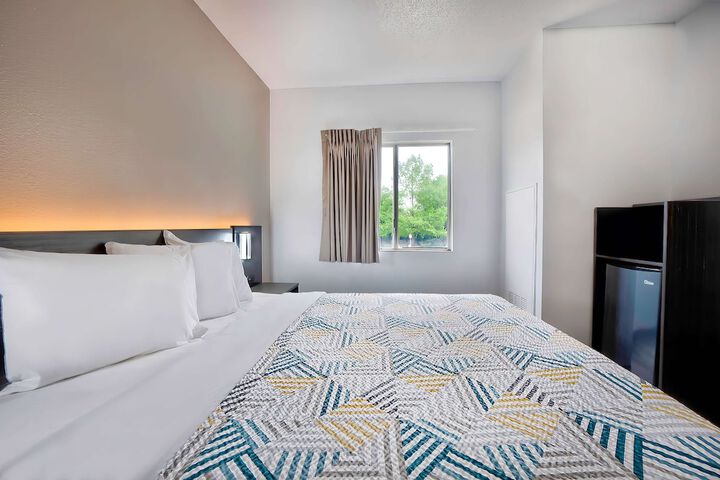 1 King Bed (4 of 10)