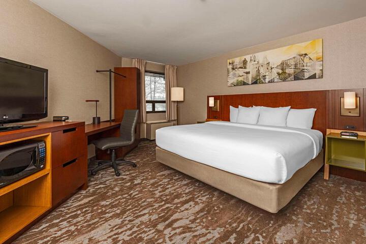1 King Bed (2 of 19)