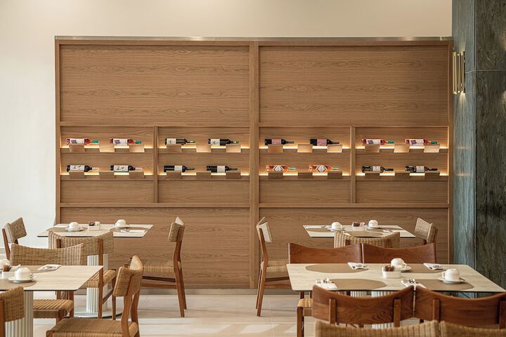 Dining 370 of 425
