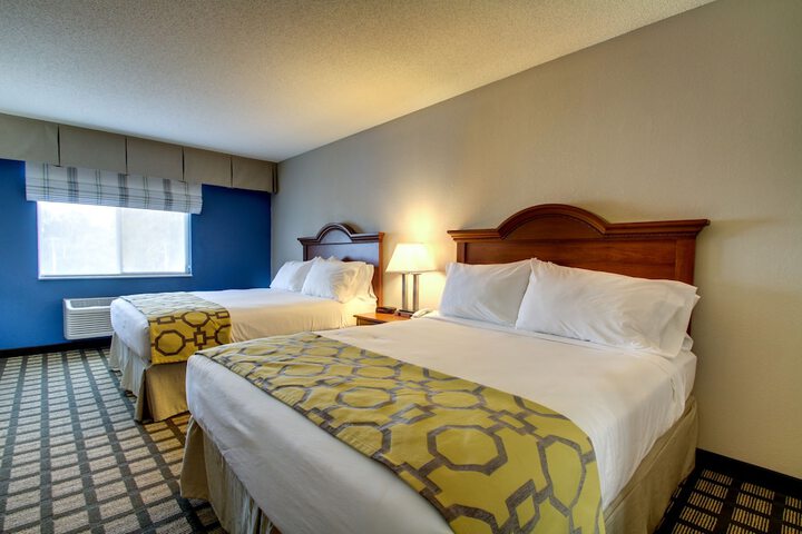 2 Queen Beds (5 of 8)