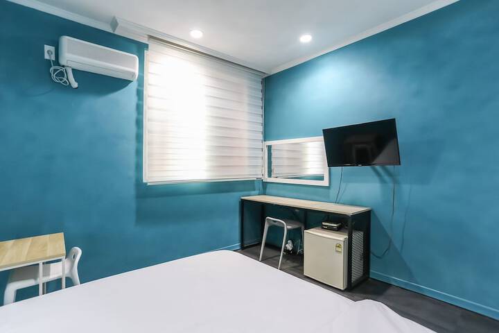 Room 7 of 32