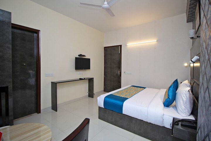Room 8 of 22