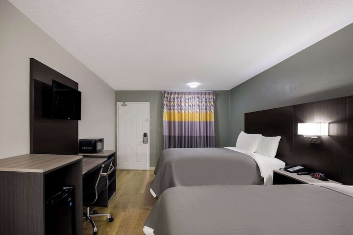 2 Double Beds (11 of 13)