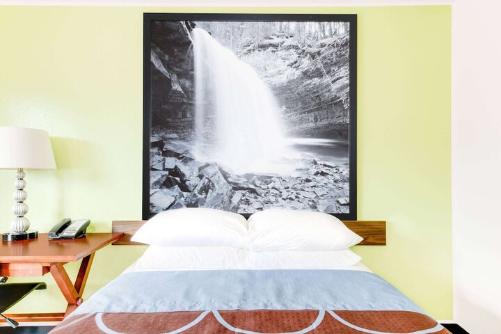 1 Queen Bed Mobility Accessible Bathtub with Grab Bars (4 of 10)