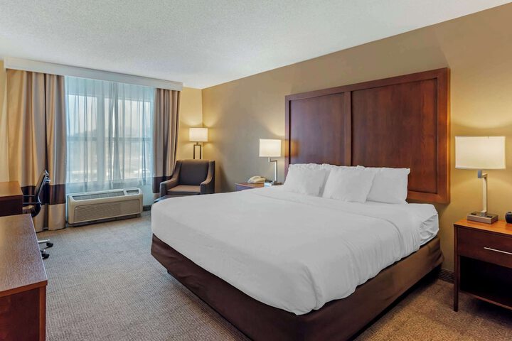 1 King Bed (2 of 12)