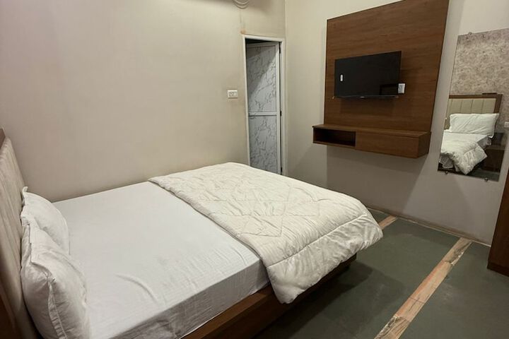 Room 9 of 14