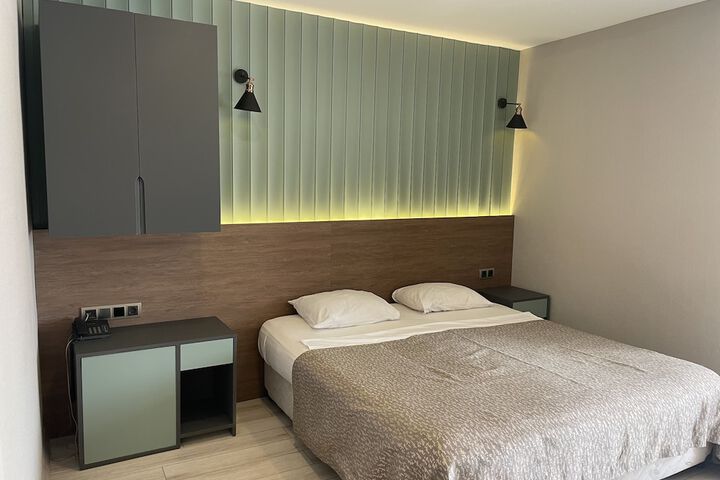 Room 13 of 32