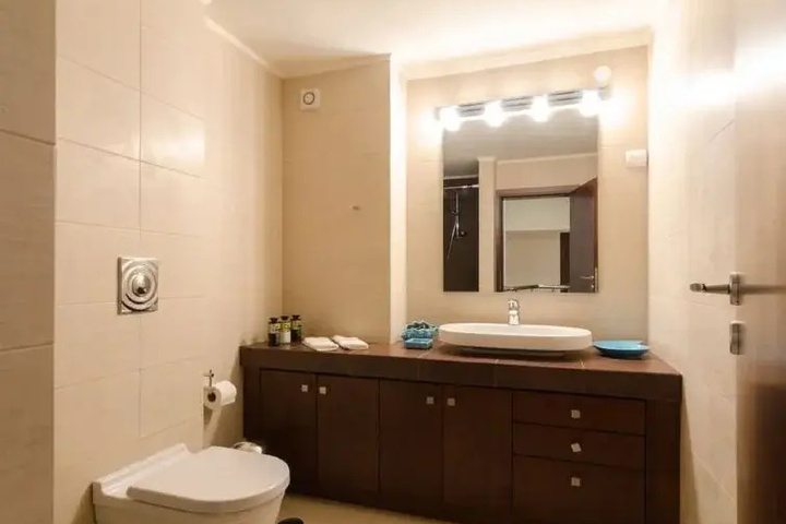 Room 5 of 9