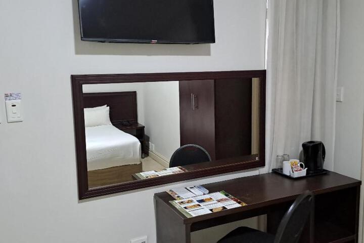 Room 6 of 9