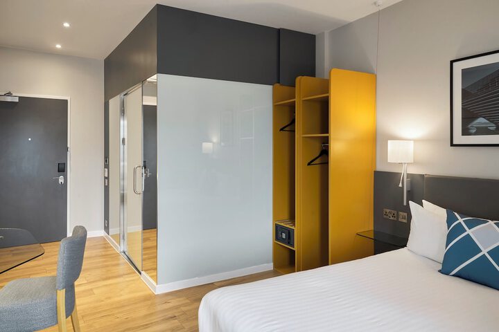 Room 13 of 40