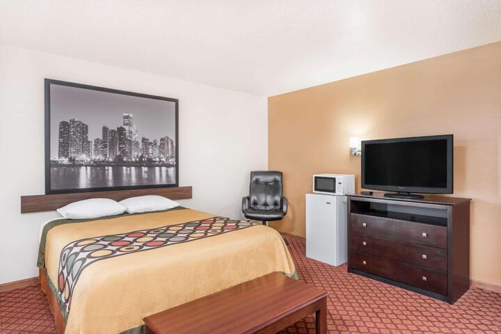 Queen Bed Accessible (9 of 13)