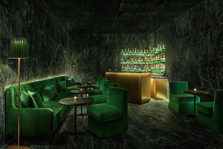Lounge 74 of 82