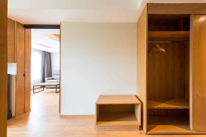 Room 27 of 49