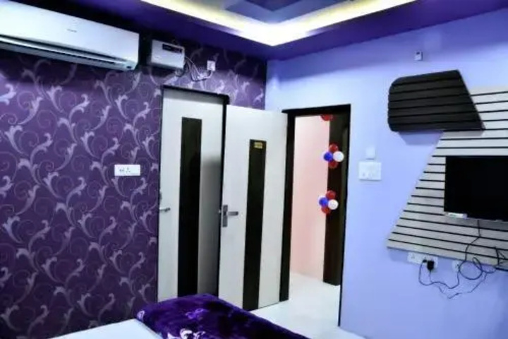 Room 8 of 11