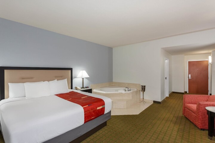 1 King Bed Mobility Hearing Accessible Room Roll in Shower (7 of 29)
