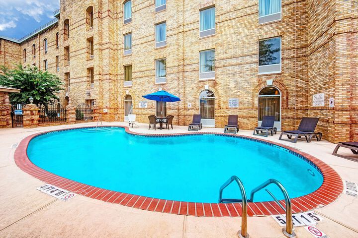 Hotel Pool