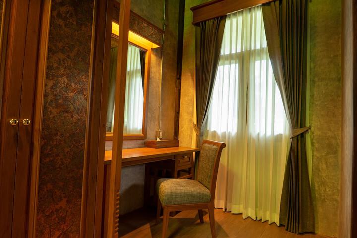 Room 32 of 70