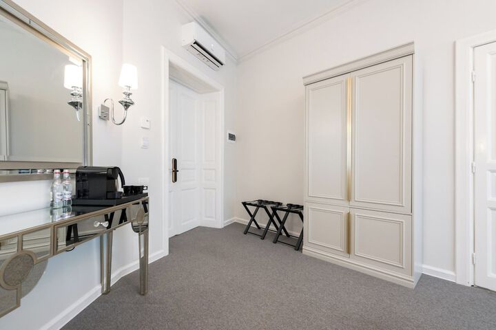 Room 27 of 208