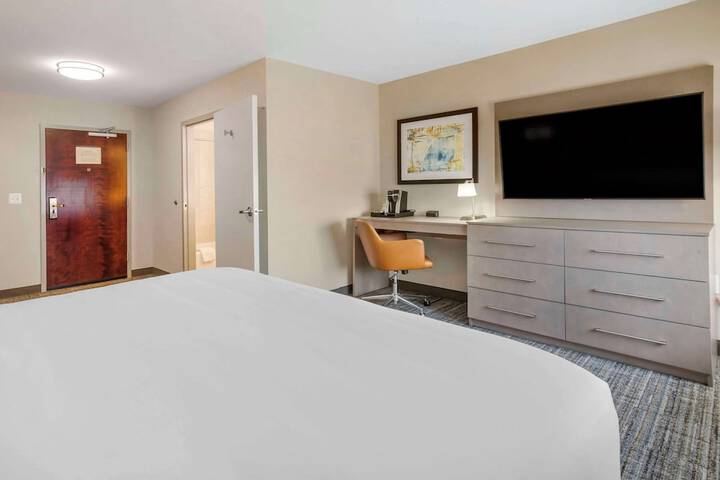 1 King Bed (1 of 6)