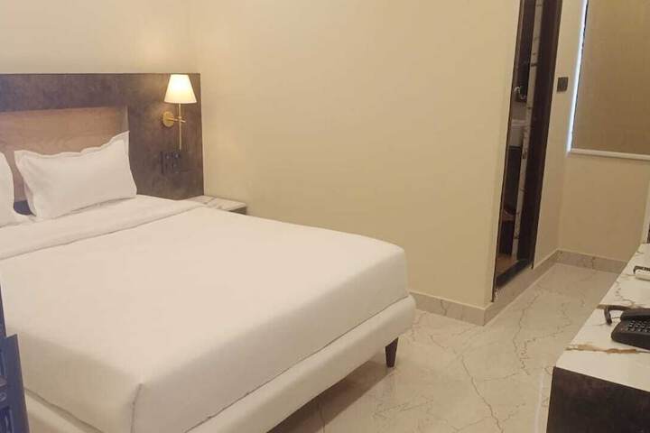 Room 2 of 28