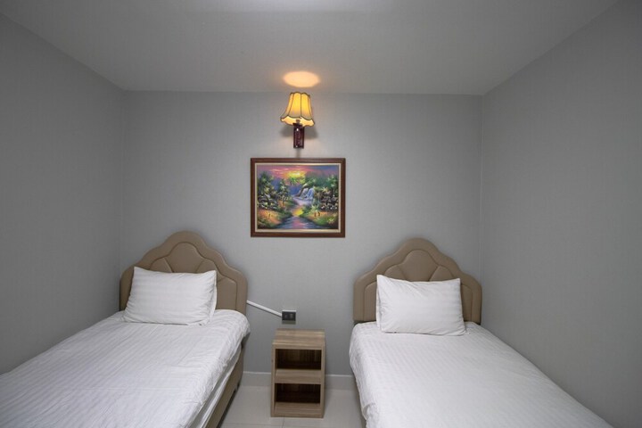 Room 13 of 31
