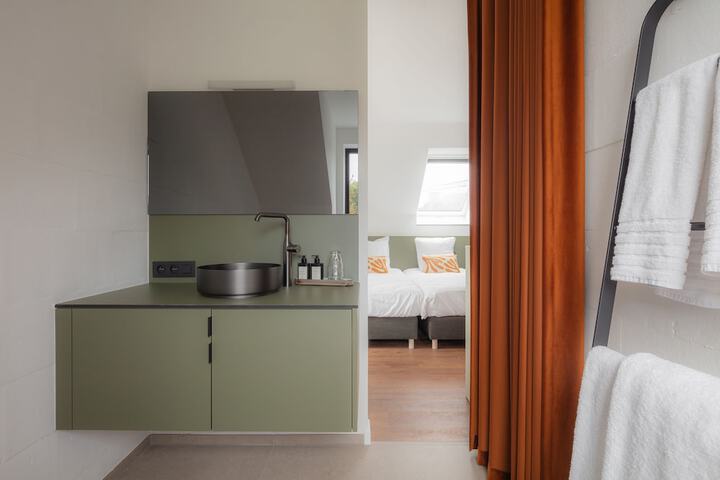 Room 28 of 46