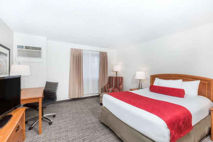 2 Queen Beds (10 of 13)