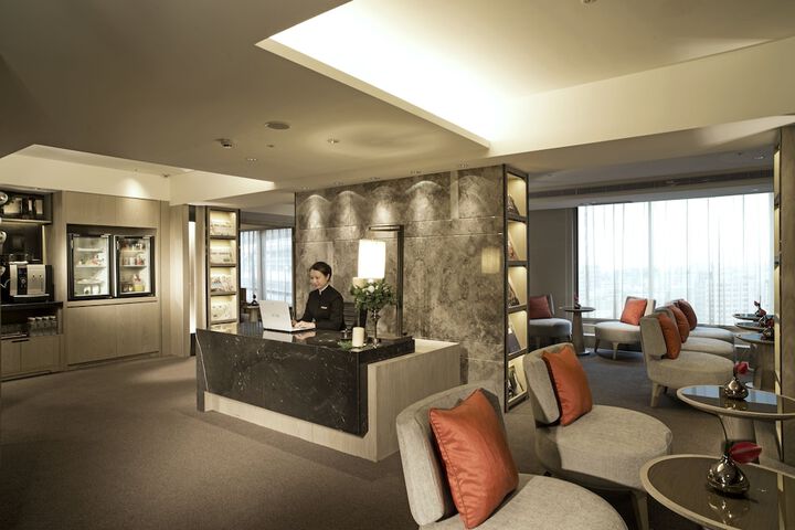 Lounge 94 of 121